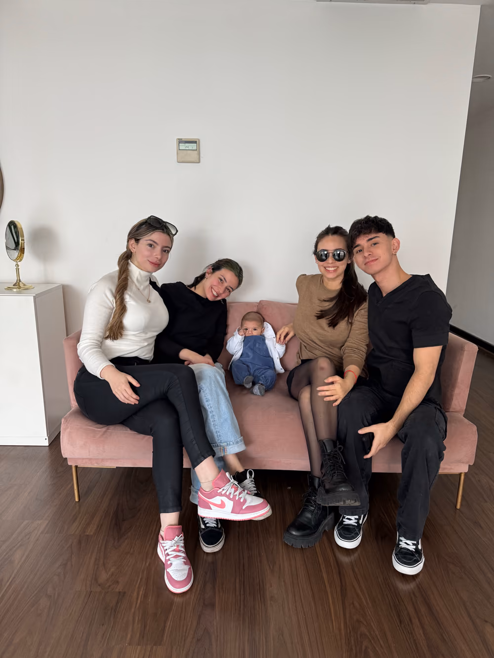 Antonella junto a sus hermanos en el estudio